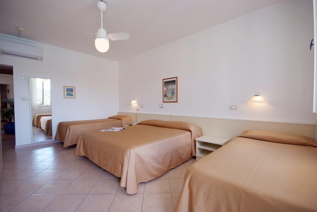 Hotel Dino Каполивери Екстериор снимка